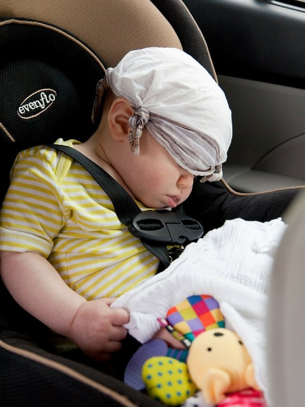 8 tipp, hogy gyermeked biztonságban legyen az autóban